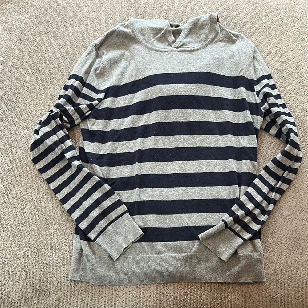 Men’s light weight hooded sweater